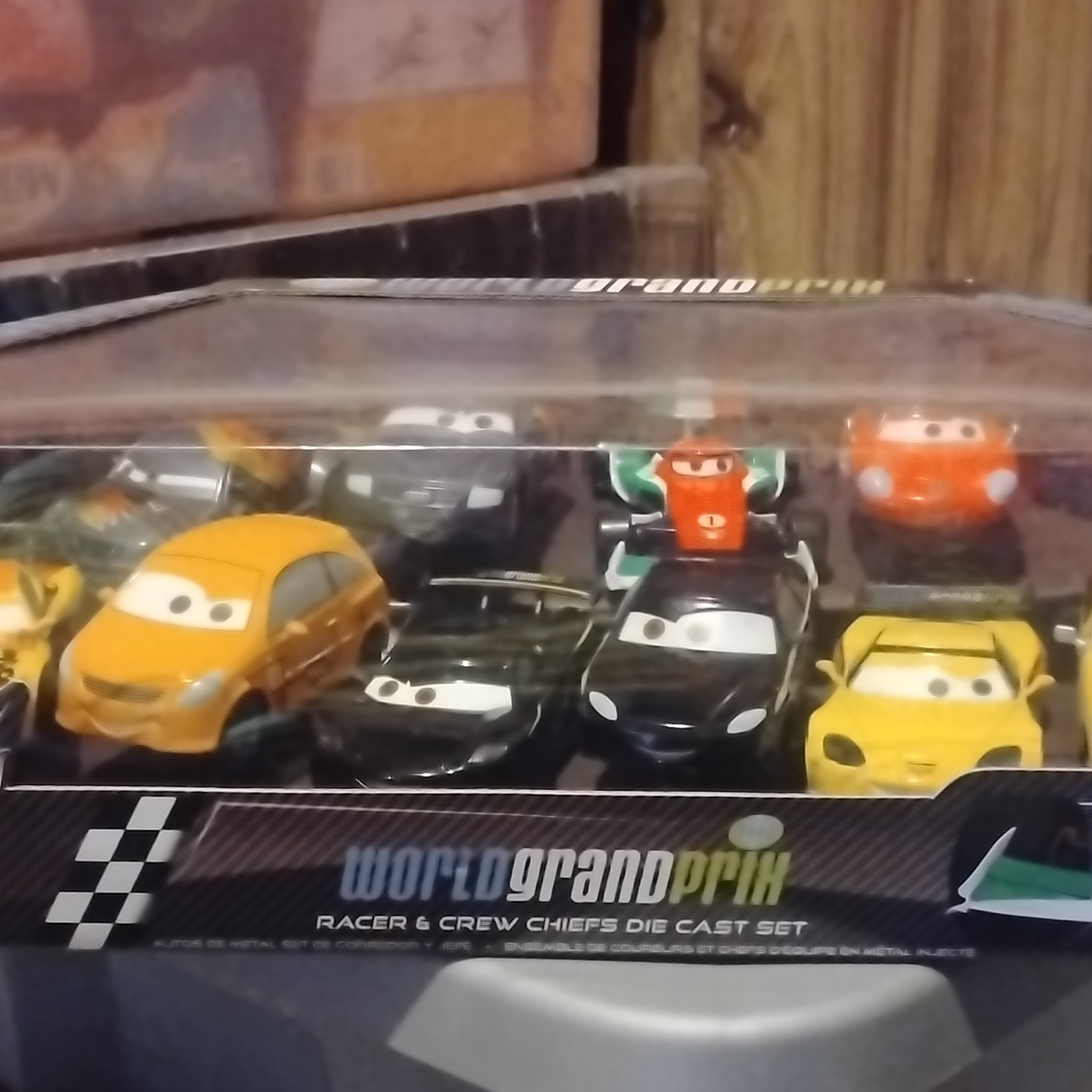 S 2 World Grand Prix Racer & Crew Chiefs Die Cast Set