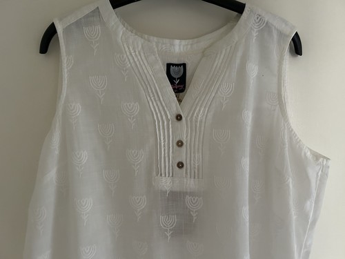 Debenhams Mantaray Tulip Pattern White Sleeveless V Neck Top, Size 18 - Picture 2 of 5