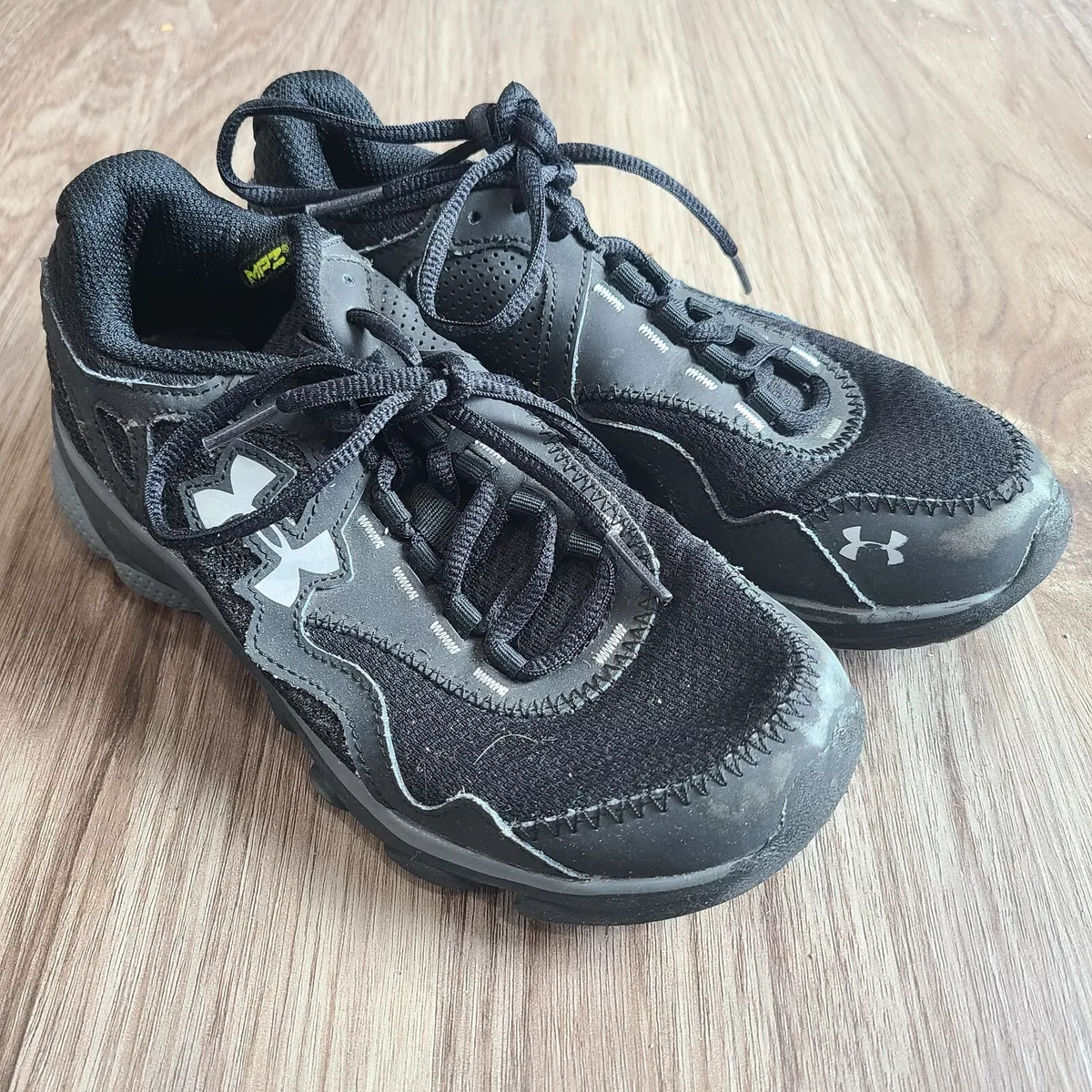 Boys under hotsell armour assert shoes