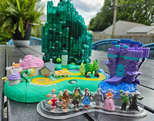 Vintage 2001 Mattel Wizard of Oz Emerald City Polly Pocket Playset New Figures