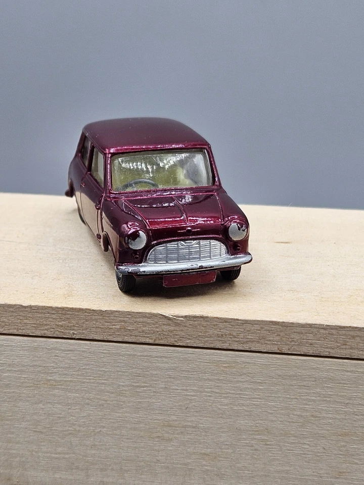 Juguetes Corgi vintage #226 MORRIS MINI MINOR en granate con interior amarillo Foto 2 de 4