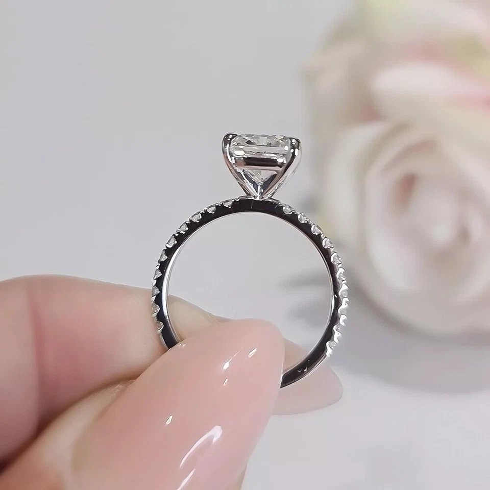 Anillo solitario de oro blanco de 14 k con diamante talla cojín certificado de 2,50 quilates Foto 3 de 4