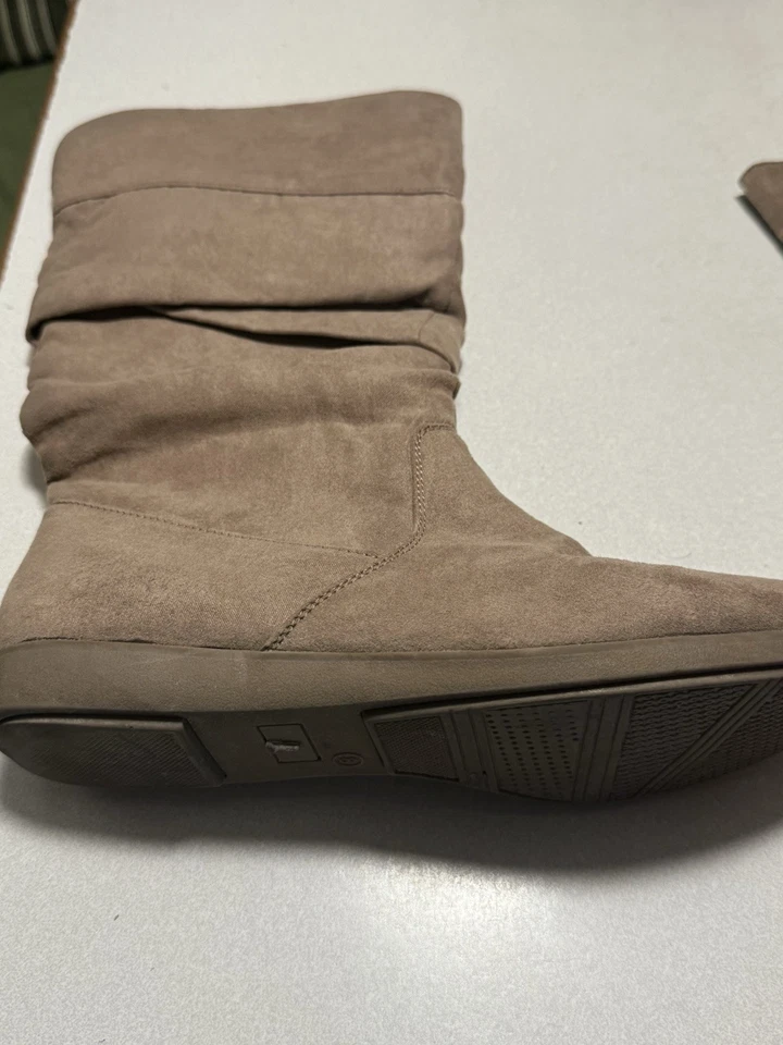 St.John's Bay Kellman Women's Taupe Suede calf height Boots SZ 8M, boho, casual - Image 2 of 4