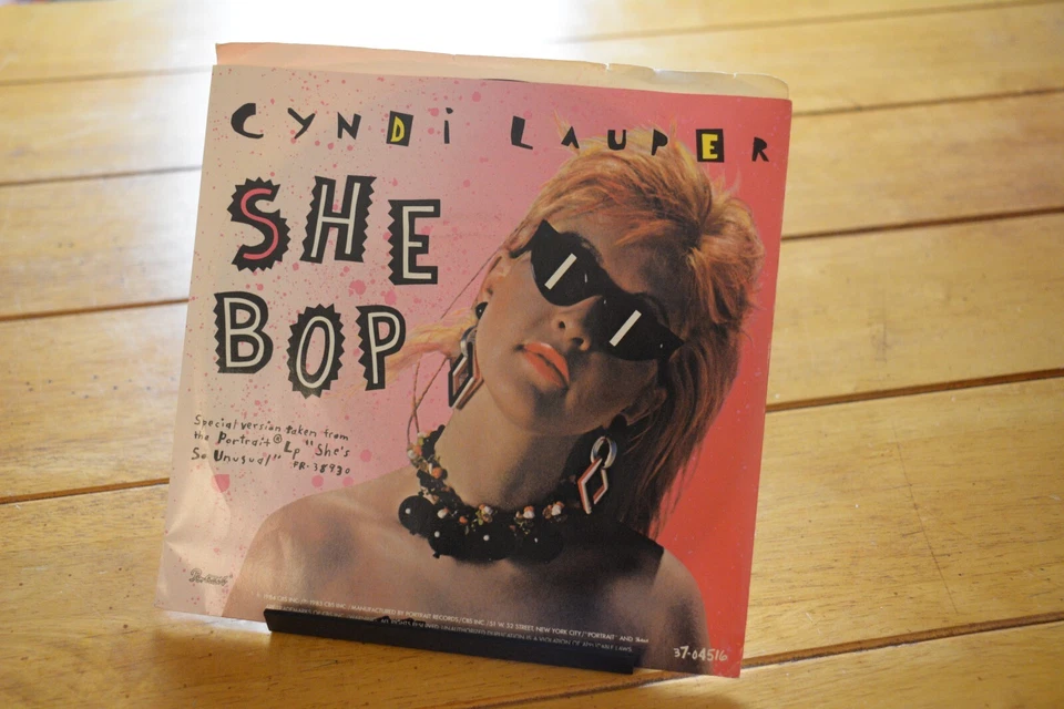 CYNDI LAUPER "SHE BOP" 45 RPM 7" EXC RECORD + PIC SLEEVE ON PORTRAIT [D44-69] Foto 2 de 4