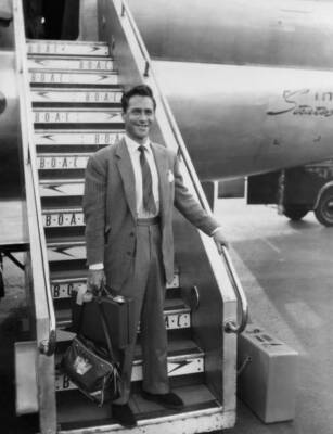Going aboard a BOAC plane Montreal London Airport actor Richar- 1955 Old Photo