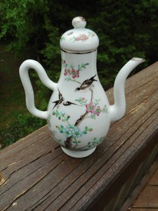 EXQUISITE SMALL 6 1/2 " VINTAGE HANDPAINTED PORCELAIN CHINESE OR JAPANESE TEAPOT