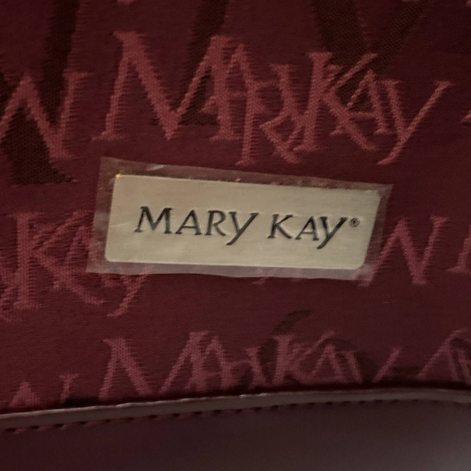 Cerradura de equipaje de mano para pasar la noche con logotipo Mary Kay con llaves perchas de viaje borgoña Foto 3 de 4