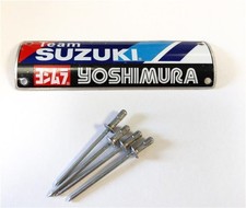 RIVETTO SCARICO ORIGINALE TEAM SUZUKI YOSHIMURA SU DECALCOMANIA BADGE