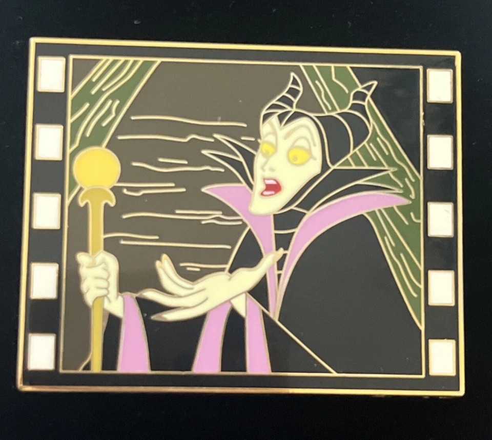 JUMBO DISNEY SHOPPING MALÉFICA VILLANO CABALLETE MARCO DE PELÍCULA LE 300 PIN RARO Foto 2 de 4