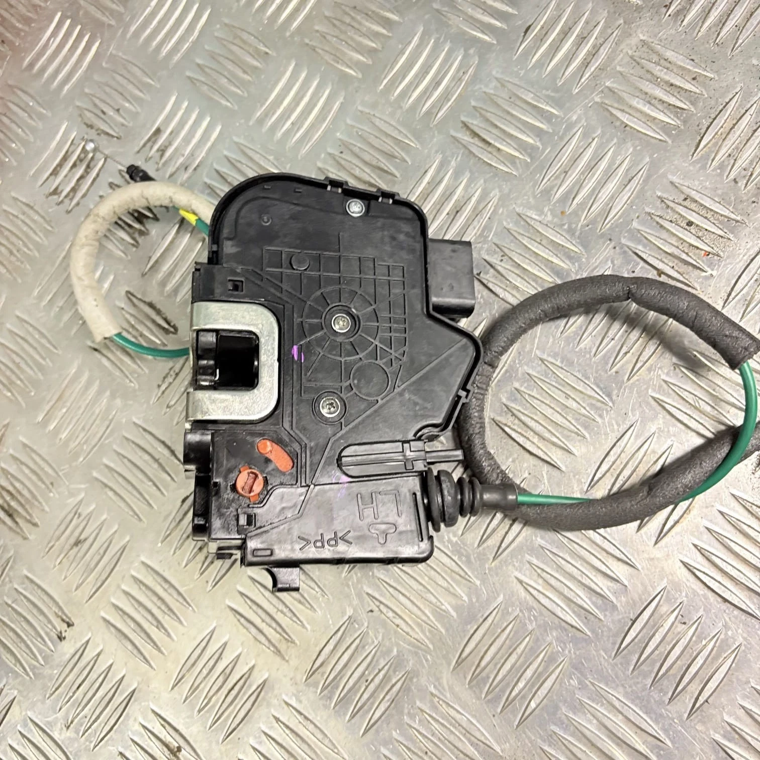 Actual Hyundai i40 left rear door lock latch reverse side