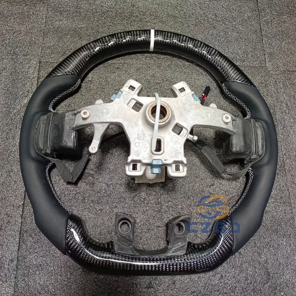 Volante de fibra de carbono personalizado con cargador clásico Ram con ajuste térmico R/T 12+ Foto 2 de 2