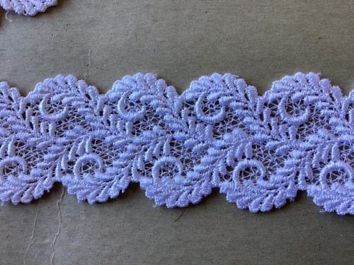 9 1/2 YDS LOVELY SCALLOPED WHITE SCROLL RAYON VENISE LACE. - Picture 3 of 3