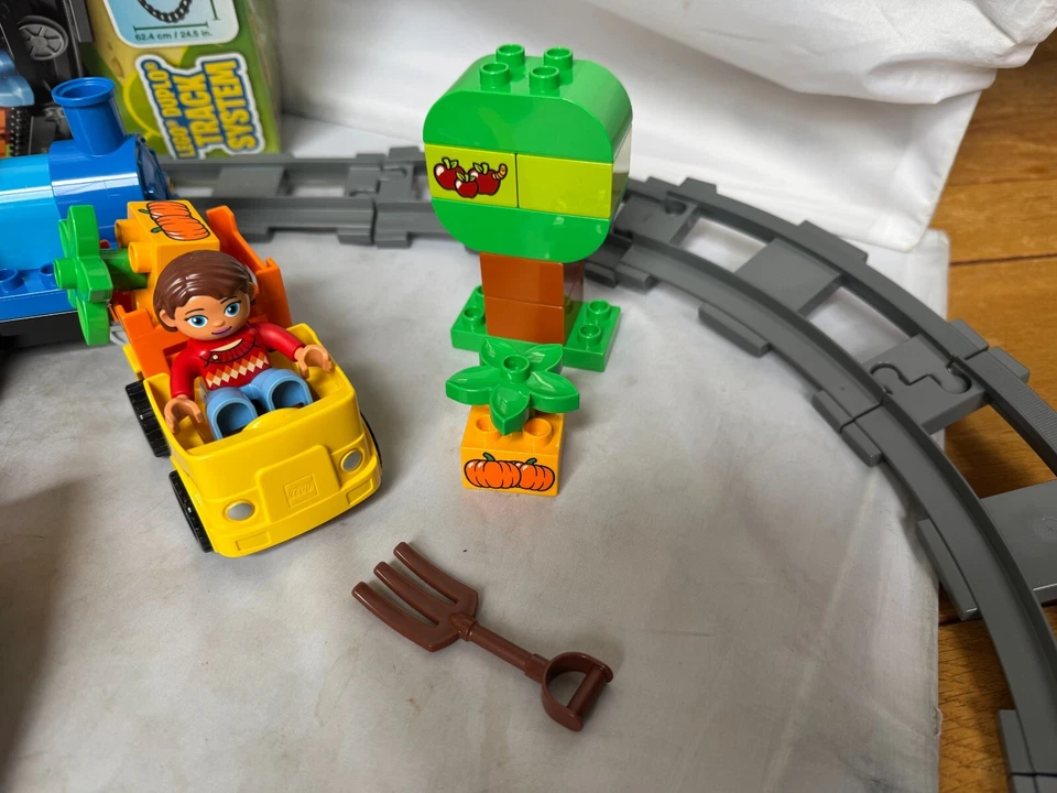 Juego de vías de tren de empuje Duplo 10810 camión granja manzanas árbol cruce completo con caja Foto 3 de 4