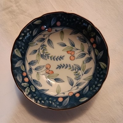 Juzan Gama Japanese Porcelain 4.75'' Wide Scalloped Bowl Leaves/Berries