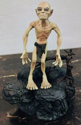 Lord of the Rings 2004 SMEAGOL Gollum complete w mountain rock base bend lotr