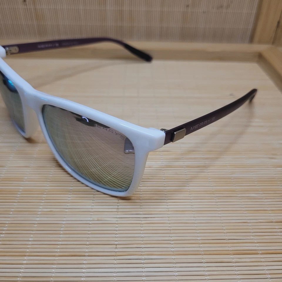 Óculos de sol Merry's armação branca braços roxos lentes rosa espelhadas design na Itália - Imagem 2 de 4