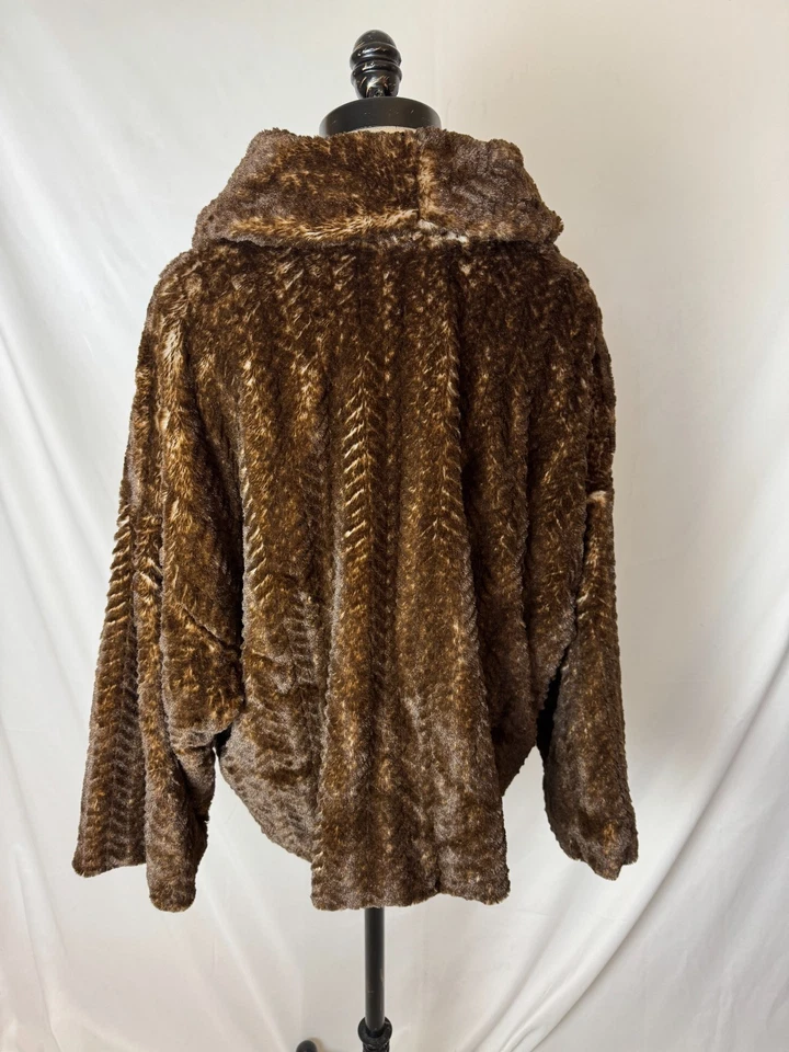 Chaqueta de manga larga marrón de piel sintética Adrienne Landau para mujer talla pequeña Foto 4 de 4