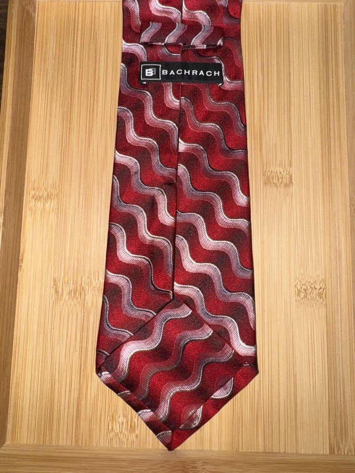 Corbata de seda a rayas geométricas onduladas rojas Bachrach - 60L 3,75W Foto 2 de 2