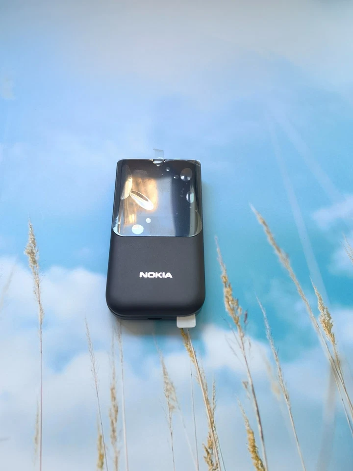 Unlocked Nokia 2720 Flip Dual SIM 4GB Smartphone - Image 2 of 4