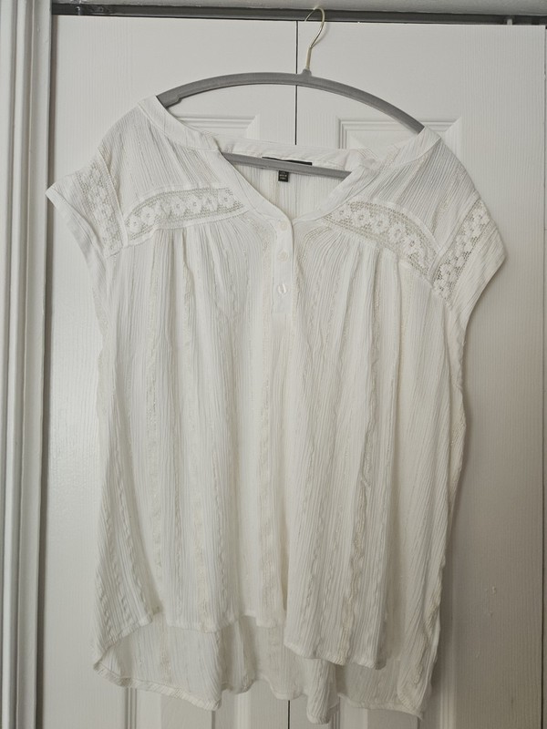 Adrienne Vittadini Women's Sleeveless Top White W/Gold Accent Crochet Detail 2X