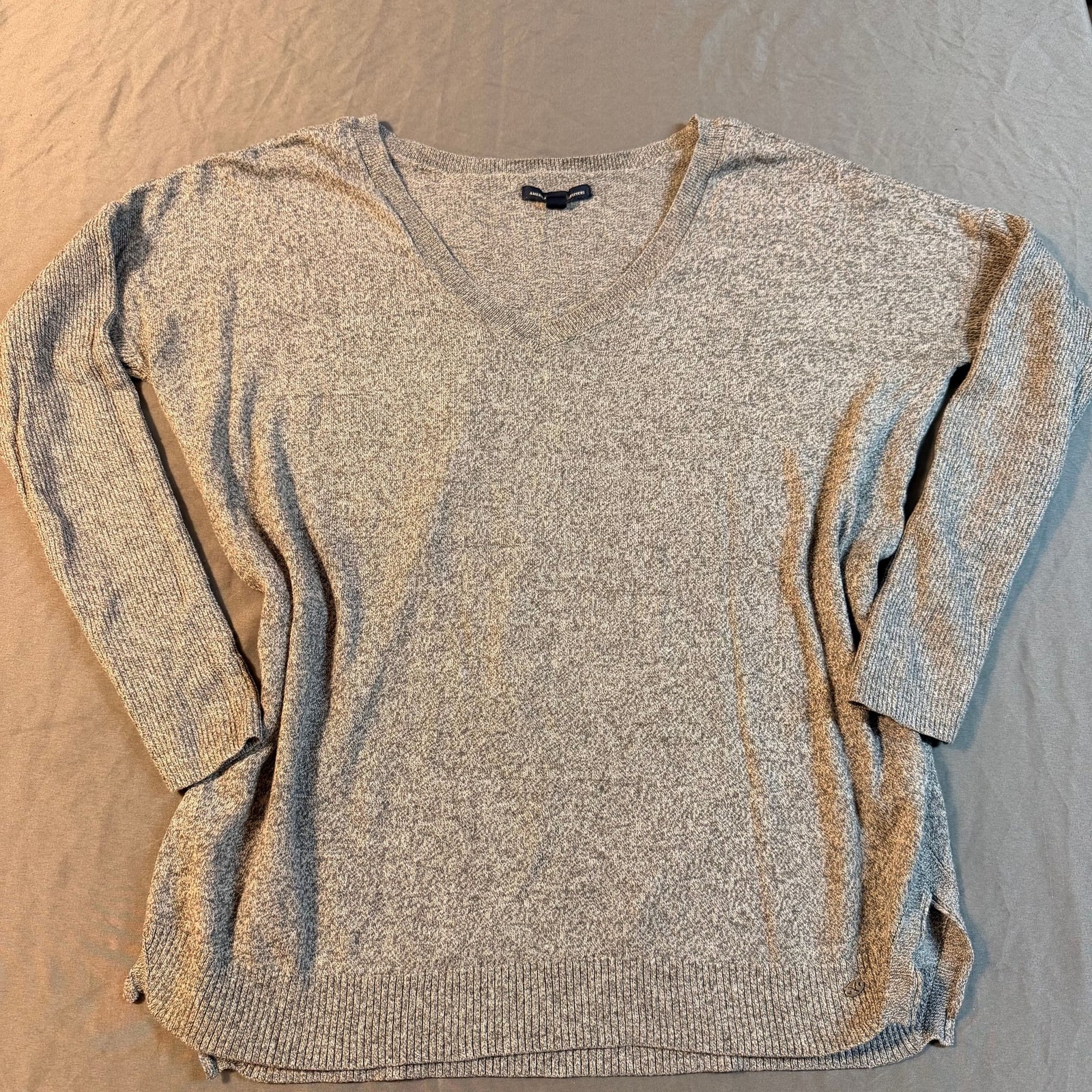 American Eagle Outfitters Soft Heathered Gray V-Neck Long Sleeve Shirt