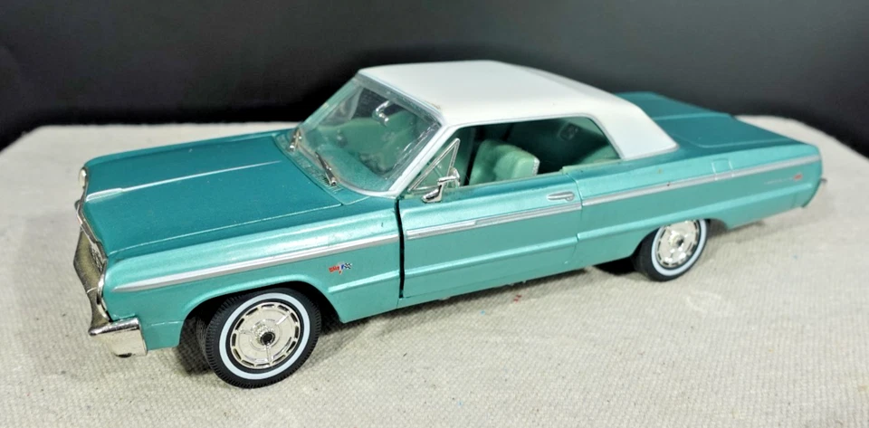 Johnny Lightning 1964 Chevrolet Impala SS 1/24 - Image 3 of 4