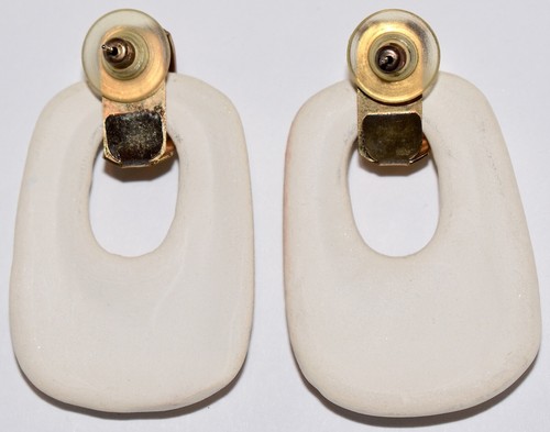Orecchini a perno vintage ceramica "Battiporta" traforati 1,75" oro avorio omaggio S&H - Foto 2 di 2