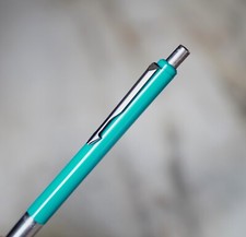 Schöner Parker Rialto Kugelschreiber Aus Grünem Harz Und Gebürstetem Metall