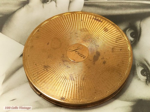 Joan-inscribed distressed vogue vanities-Vintage Powder Compact-Make Up-Mirror - Foto 1 di 8