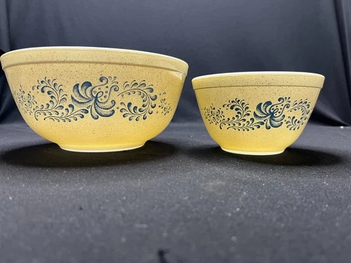 2 Pyrex Mixing Bowl Homestead - #401 & 403 - 1.5 pint & 2.5 Quart Blue Scroll