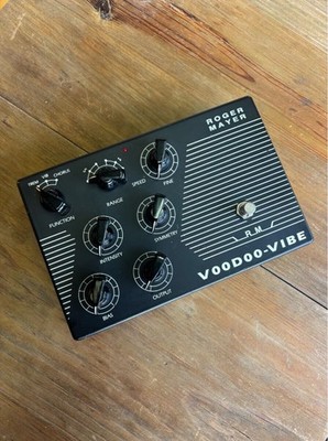 Roger Mayer Voodoo Vibe Tremolo Vibrate Chorus Guitar Effect Pedal