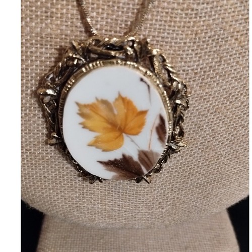Collana con ciondolo cammeo foglia ovale tono oro 32" - Foto 3 di 6