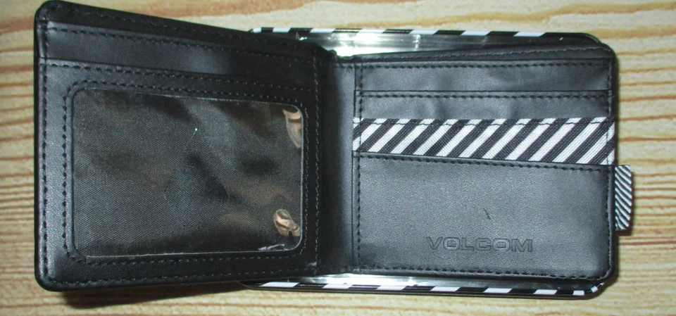 CARTERA PLEGABLE NEGRA VOLCOM PARA HOMBRE CON CAJA DE REGALO DE HOJALATA Foto 2 de 3