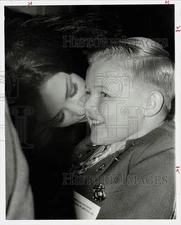 1972 Press Photo Brucene Smith kisses Scott Swift at MDA luncheon in Houston.