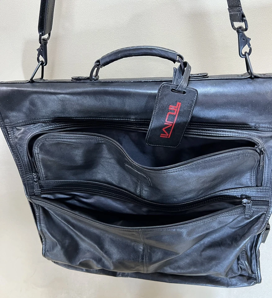 Винтажная черная колумбийская кожаная сумка для одежды двойного сложения Tumi 22 дюйма редкая - Изображение 3 из 4