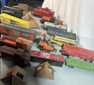 LIONEL O GAUGE TRAIN LOT ENGINE FREIGHT CARS UNTESTED AS IS  24 Pieces