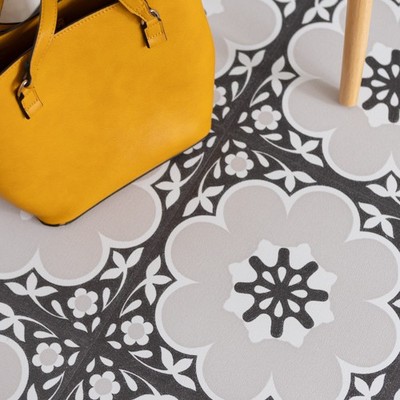 Floor Pops Daphne schwarz 30,48 cm x 30,48 cm selbstklebende Vinylbodenfliesen