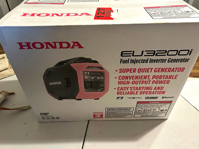 Honda EU3200i Fuel-Injected Portable Inverter Generator 120V 1.2 gal Red/Black