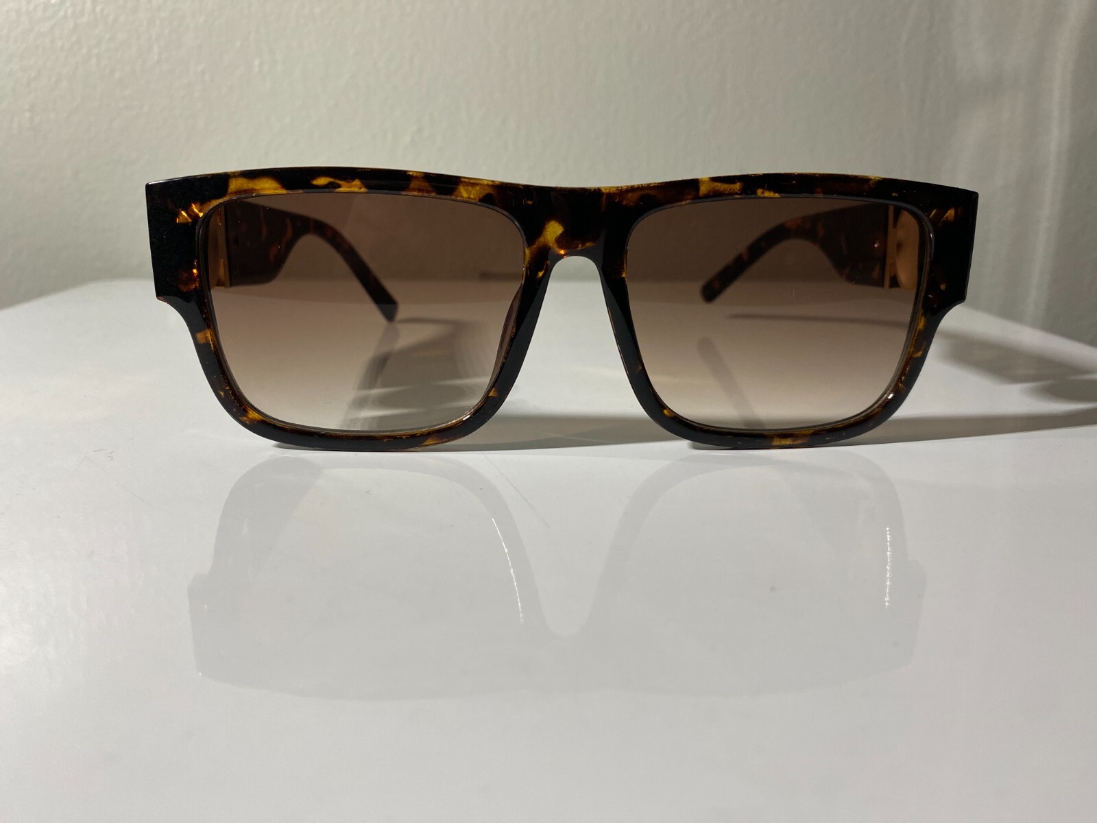 Tortoise shell pattern women's sunglasses with br… - image 2