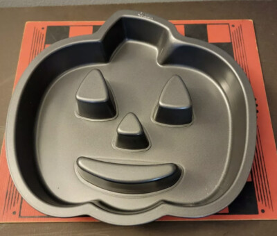 WILTON Pumpkin Jack O Lantern Cake Pan Non Stick Halloween Holiday Baking Pan