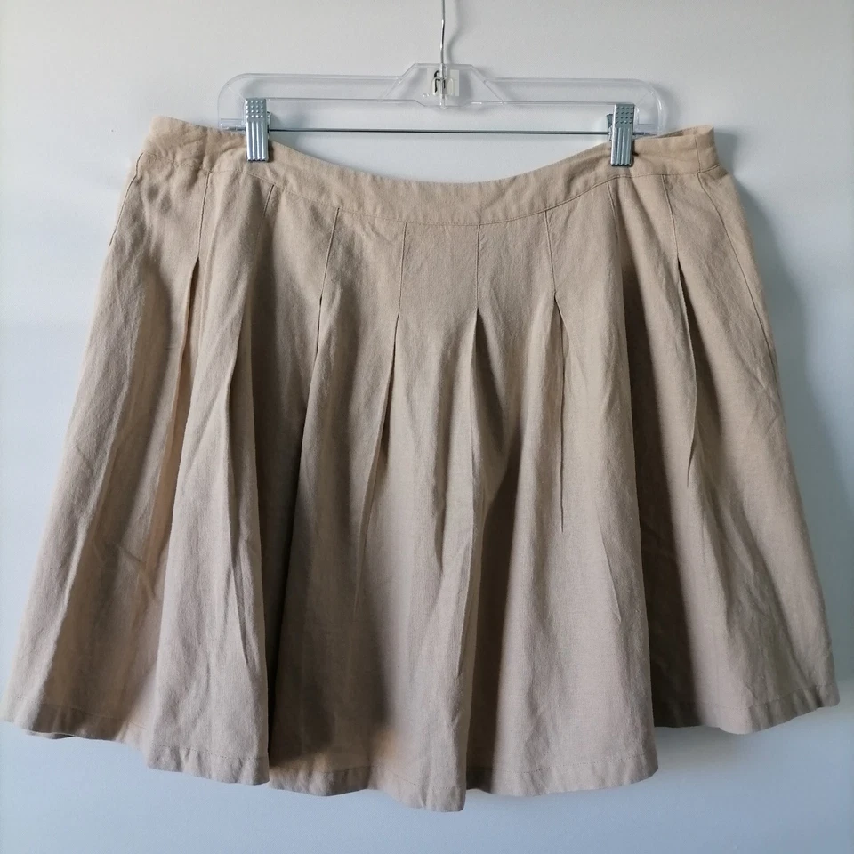 Falda corta plisada Forever 21 beige con cremallera lateral de moda talla grande 1X Foto 2 de 4