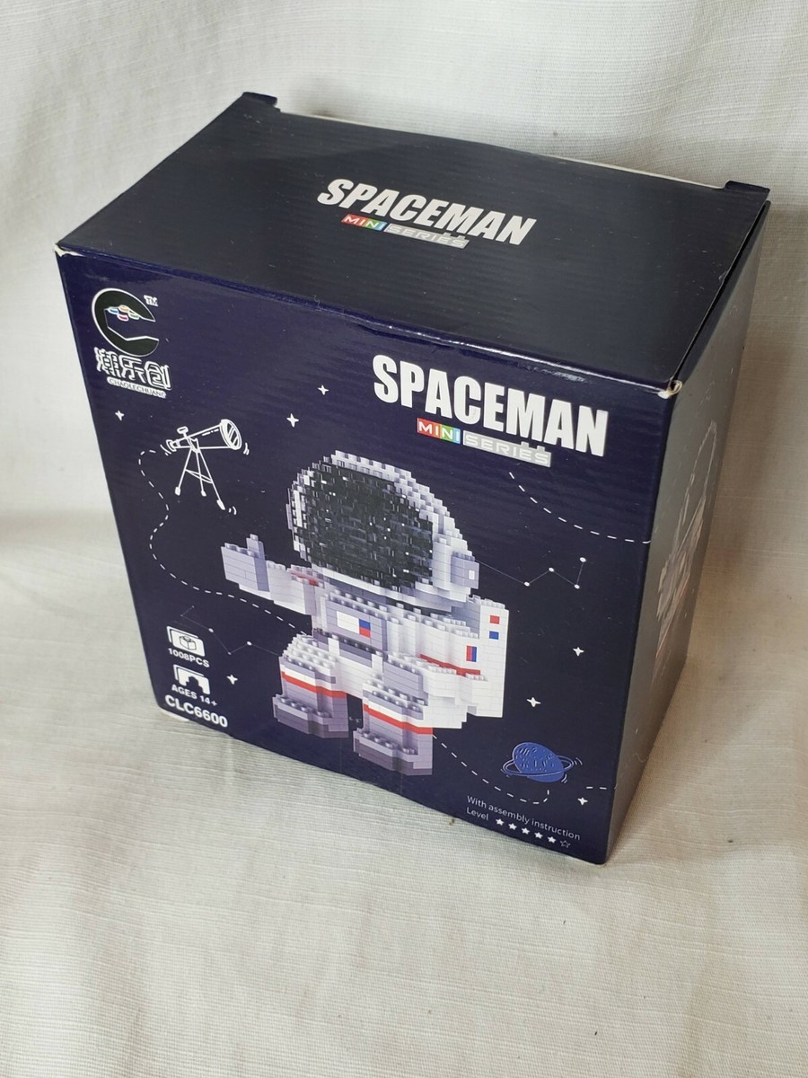 Spaceman Mini Series - 1008 Piece Micro Block Astronaut Model - 2
