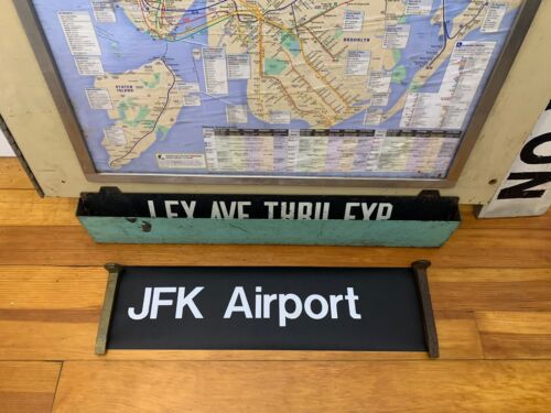 Letrero rollo de metro R32 NYC JFK INTERNATIONAL AIR AMERICAN AIRLINES DELTA JET AZUL - Imagen 1 de 6