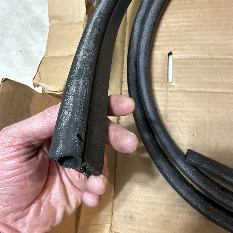 Sello de maletero OEM Ford D9AZ5443720A desmontable 1980-87 Lincoln Continental Foto 2 de 4