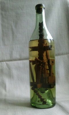 Antike Whimsey Flasche Kick Up Base Gott Instrumente der Passion Weihwasser   