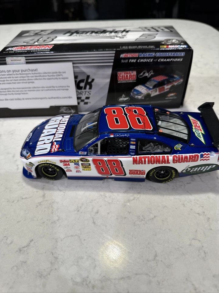 Coche de acción Dale Earnhardt Jr #88 Guardia Nacional AMP Energy 2010 1:24 C880821NGEJ Foto 3 de 4