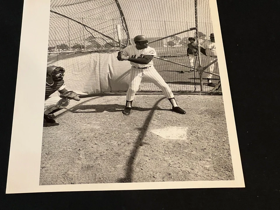 1973 Willie Mays- Type 1 Photo -  March 1, 1973-1st appearance in Mets uniform - Image 3 of 4