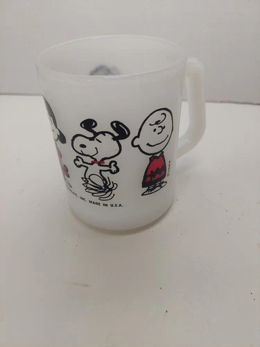 VTG Federal Glass Peanuts Snoopy & Charlie Brown Lucy 1965 Milk Glass Coffee Mug