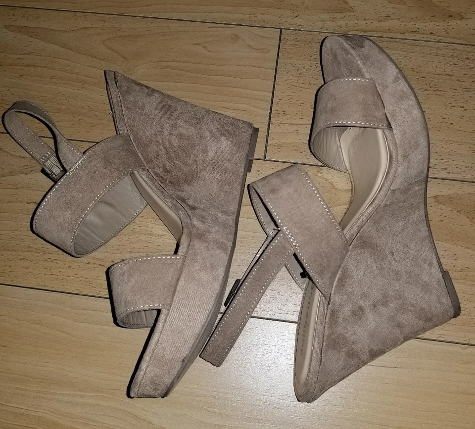 DOLLHOUSE ANKLE STRAP WEDGE SANDAL TAUPE W/ FLORAL EMBRIDERY SZ 10 NWOB - Image 3 of 4