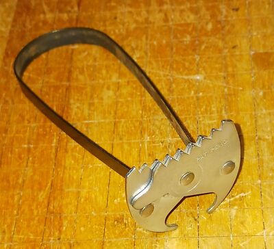 VINTAGE UNMARKED HAND FISH SCALER WITH GRIP FEATURE - PAT. PEND.